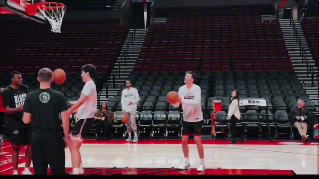 篮球比分-挺搞笑！杨瀚森训练中秀胯下扣篮 新援克雷伊奇出镜